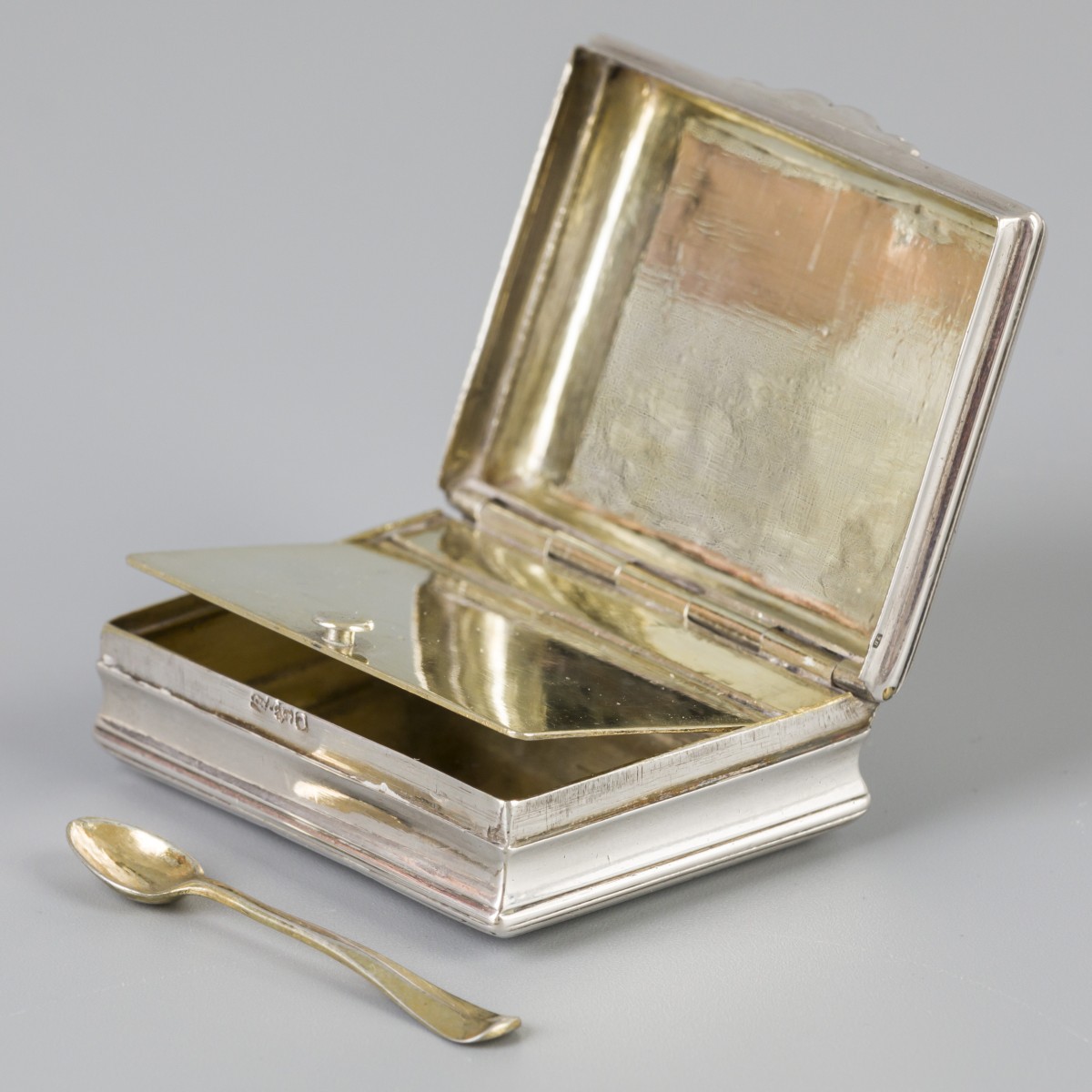 Snuifdoosje met lepeltje zilver.