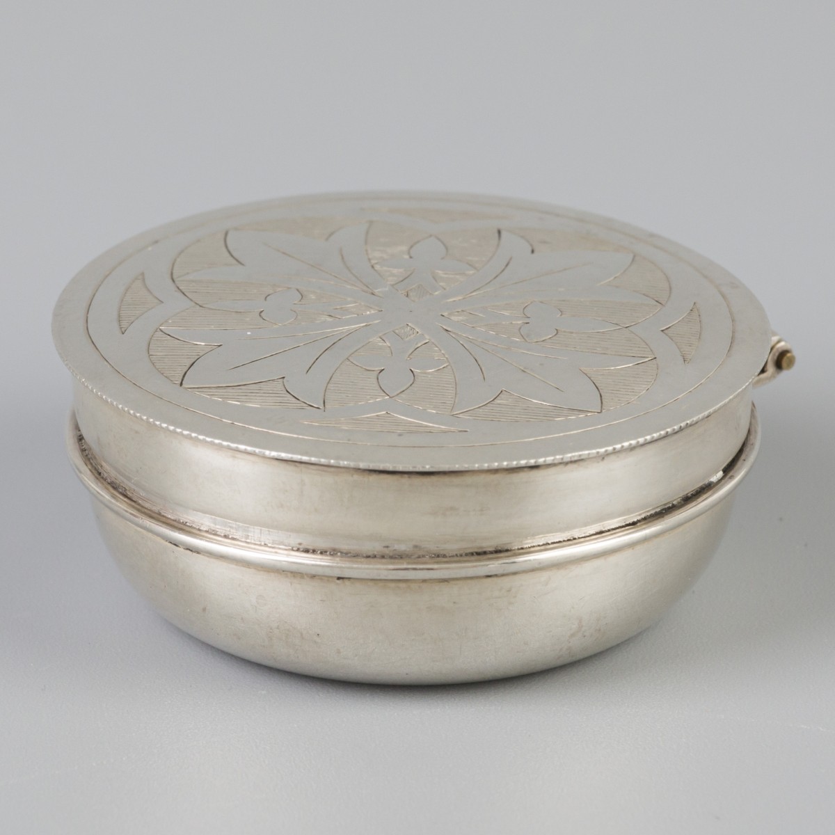 Zalfdoosje (Birmingham, Thomas Thomason & Co 1892) zilver.