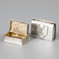 2-delig lot pillendoosjes zilver.