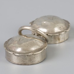 Chatelaine-doosje (mogelijk wasjesdoos) zilver.