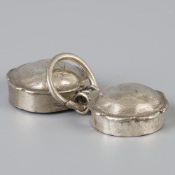Chatelaine-doosje (mogelijk wasjesdoos) zilver.