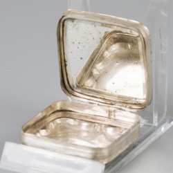 Pepermuntdoosje / poederdoos zilver.