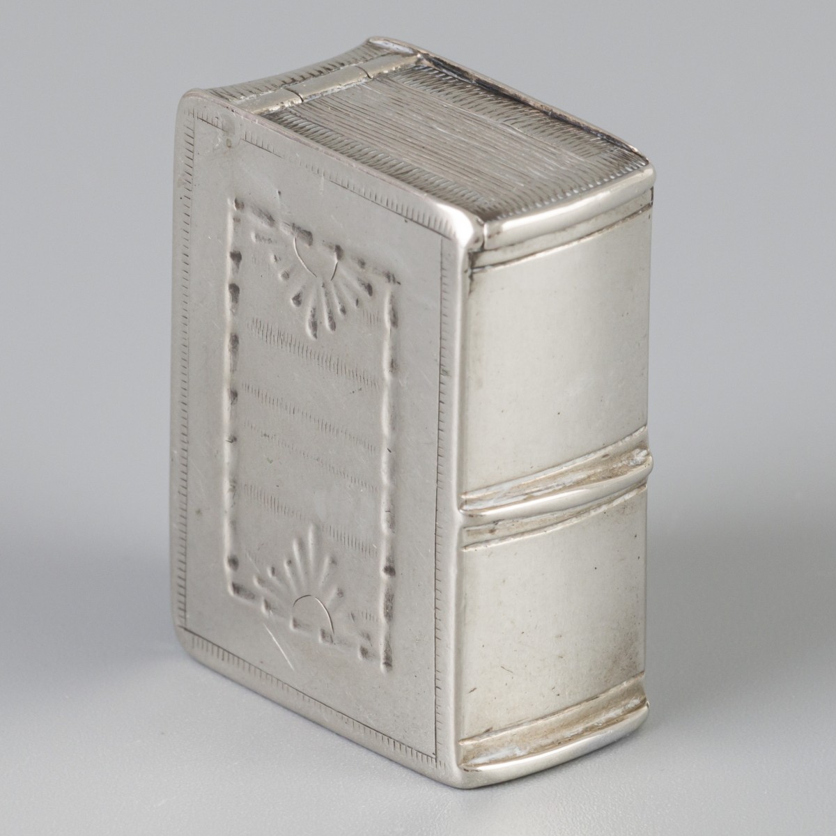 Doosje in boekvorm (Schoonhoven, Andries Graves Kooiman 1777-1808) zilver.
