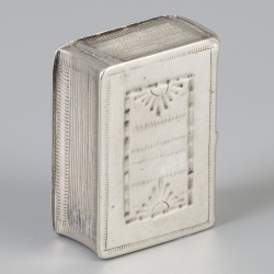 Doosje in boekvorm (Schoonhoven, Andries Graves Kooiman 1777-1808) zilver.