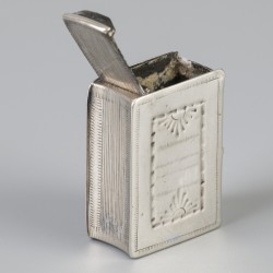 Doosje in boekvorm (Schoonhoven, Andries Graves Kooiman 1777-1808) zilver.