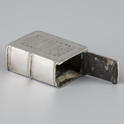 Doosje in boekvorm (Schoonhoven, Andries Graves Kooiman 1777-1808) zilver.