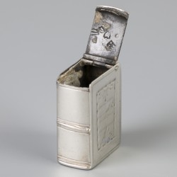 Doosje in boekvorm (Schoonhoven, Andries Graves Kooiman 1777-1808) zilver.