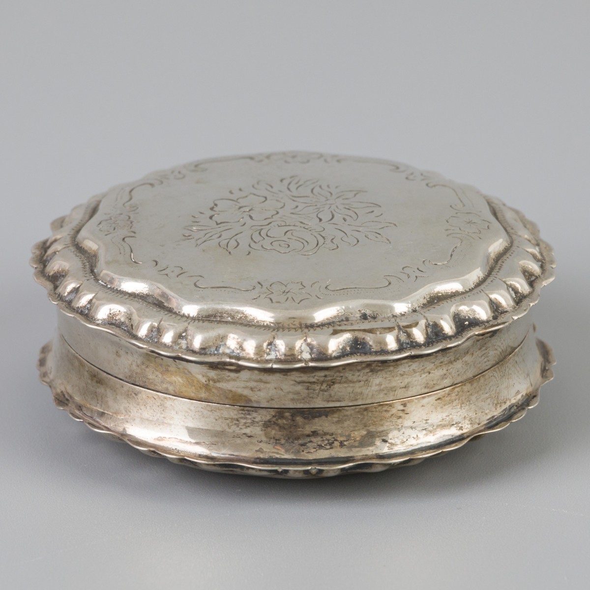 Pepermuntdoosje (Schoonhoven, J. Niekerk 1976) zilver.
