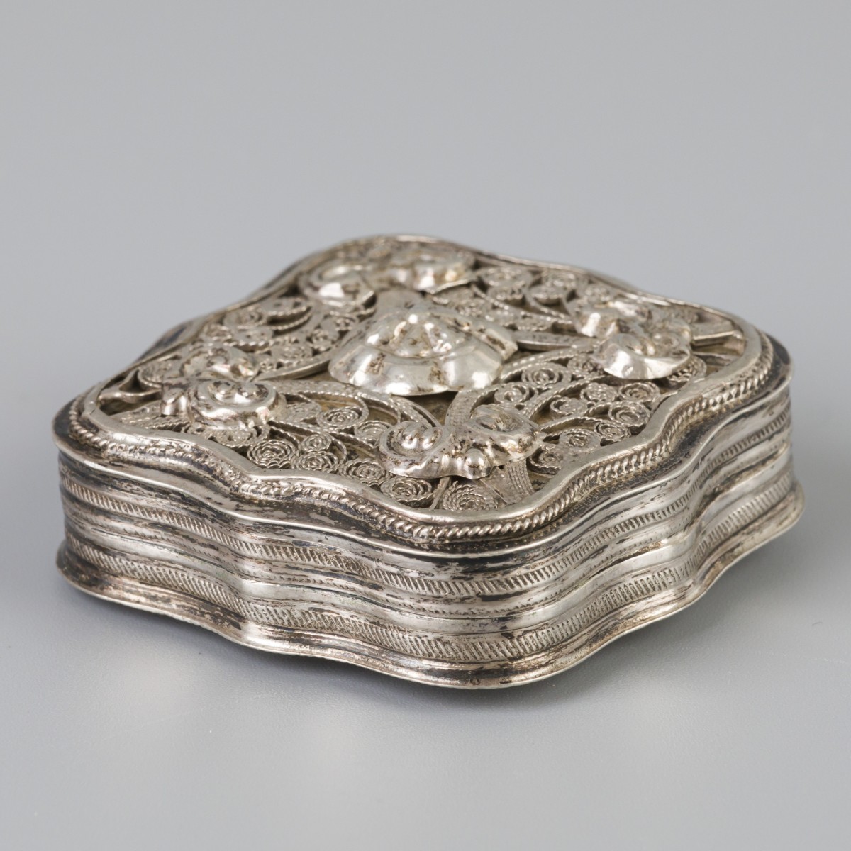 Pepermuntdoosje zilver.