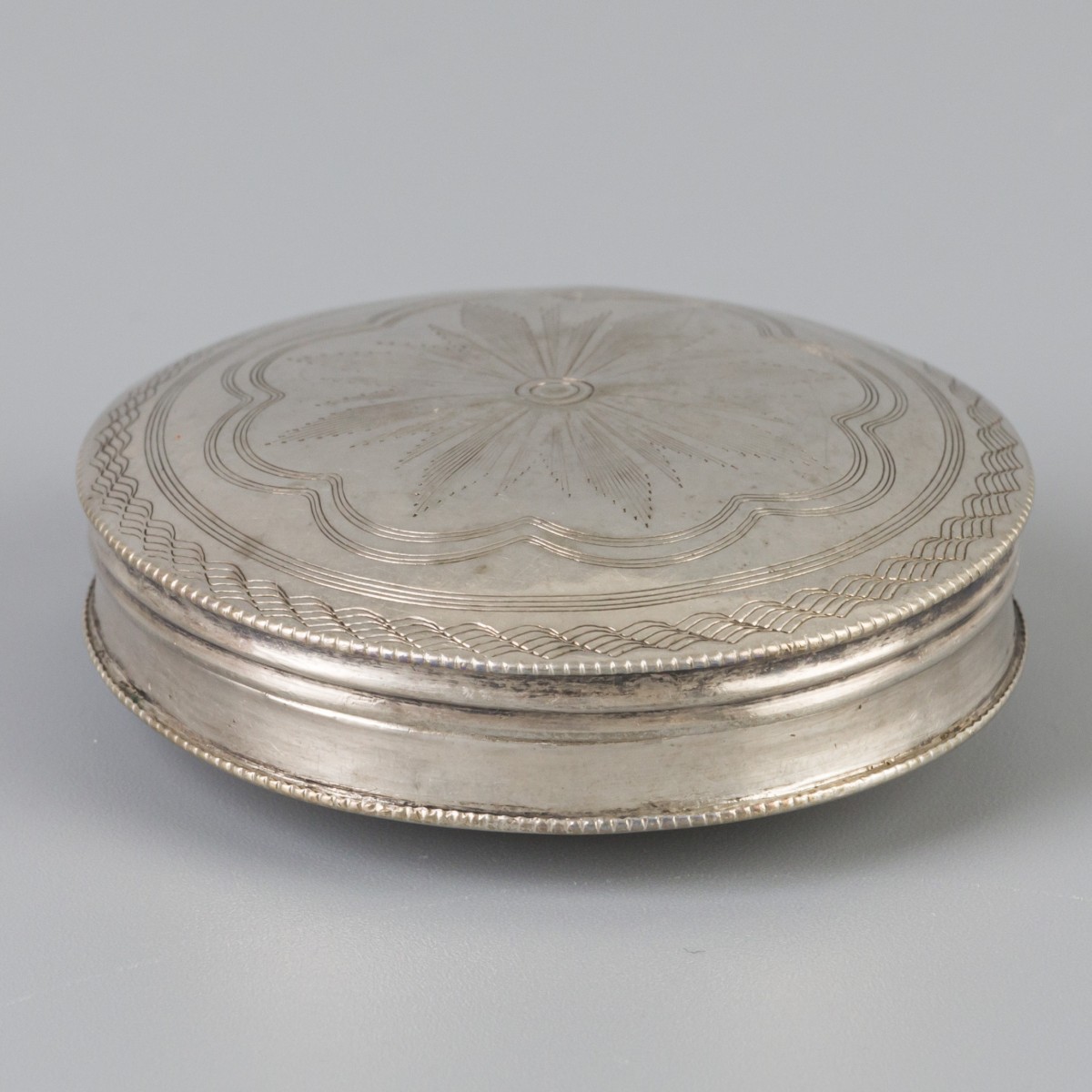 Pepermuntdoosje zilver.