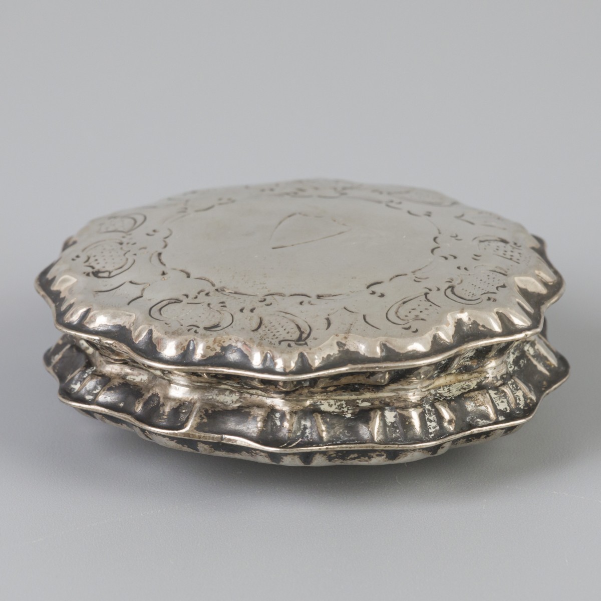 Pepermuntdoosje zilver.