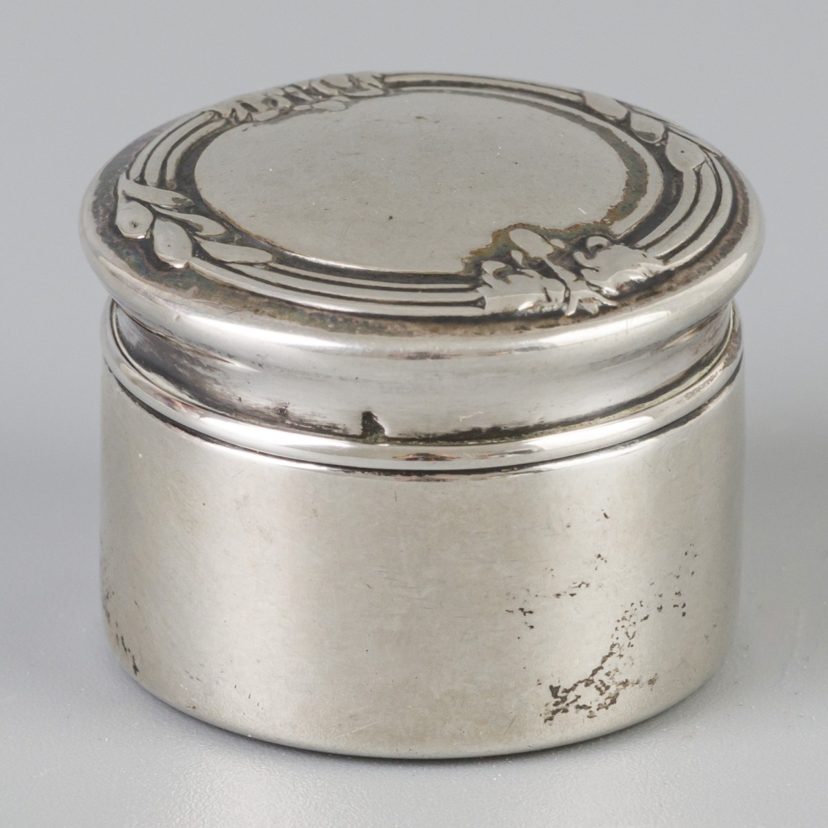 Zalfdoosje zilver.