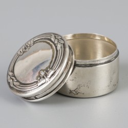 Zalfdoosje zilver.