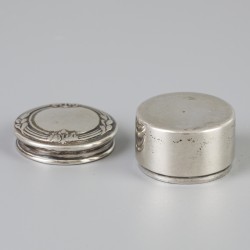 Zalfdoosje zilver.