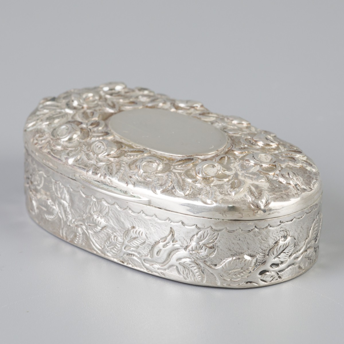 Kaptafeldoosje (Londen, George Heath 1888) zilver.