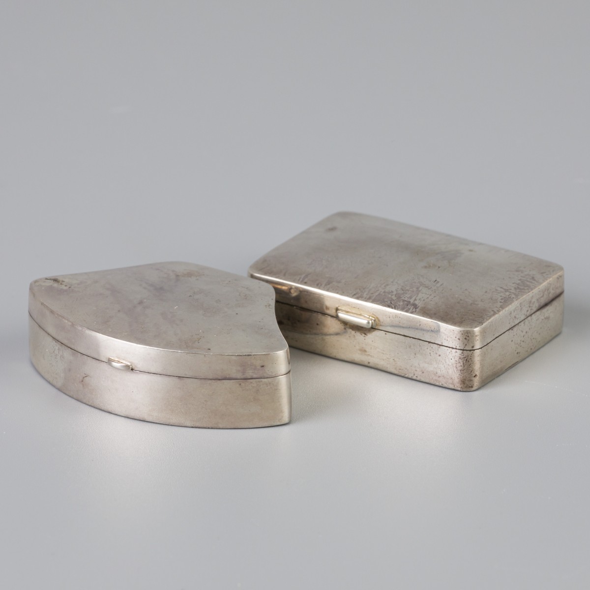 2-delig lot pillendoosjes zilver.