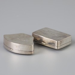 2-delig lot pillendoosjes zilver.