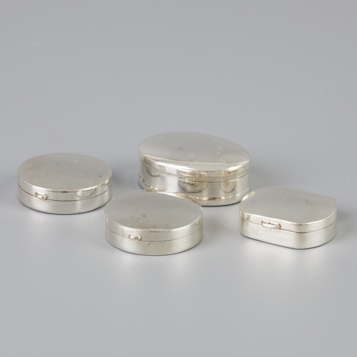 4-delig lot pillendoosjes zilver.