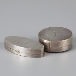 2-delig lot pillendoosjes zilver.
