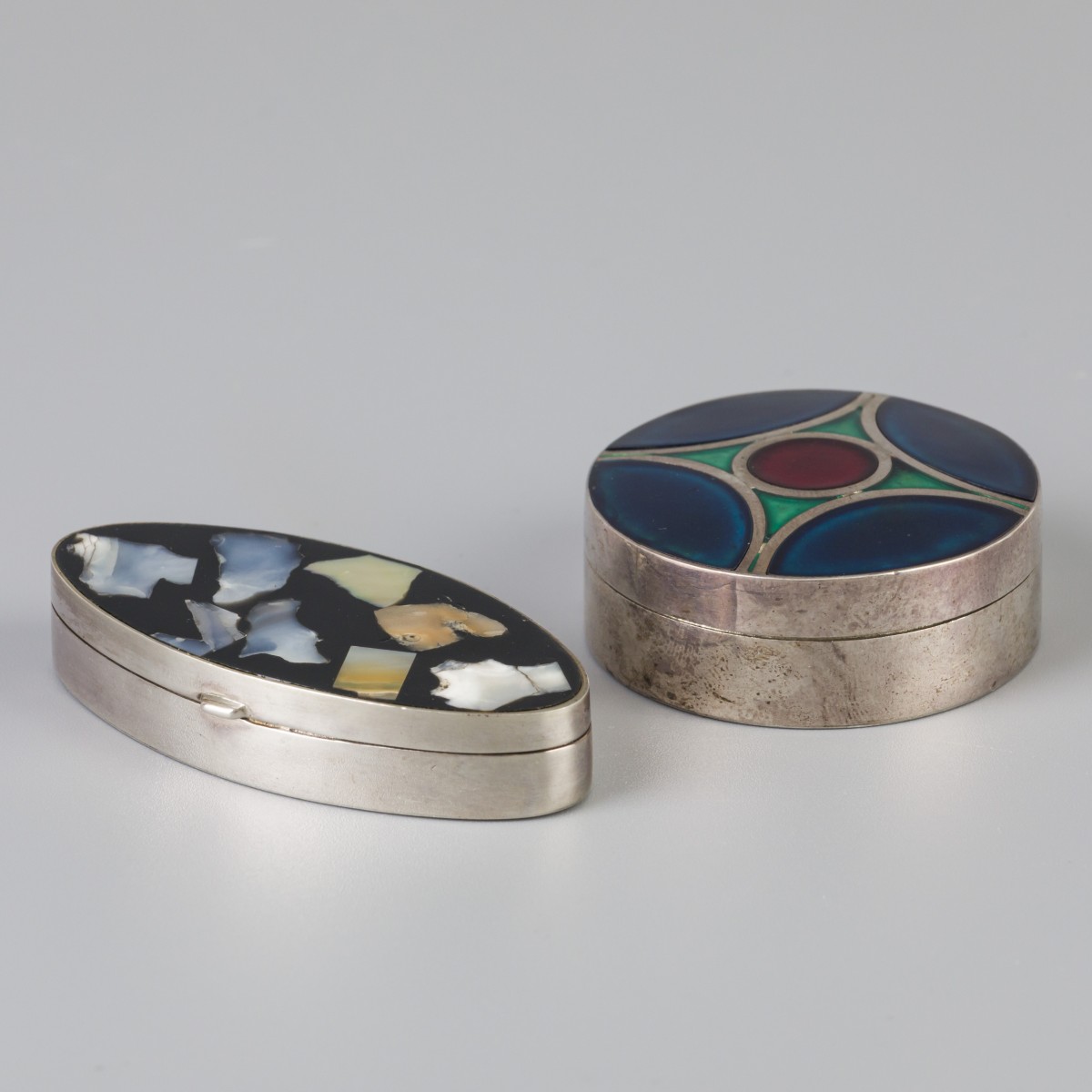 2-delig lot pillendoosjes zilver.