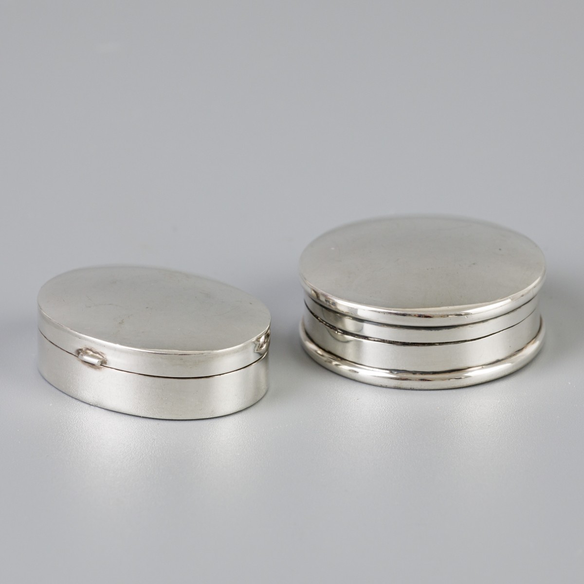 2-delig lot pillendoosjes zilver.