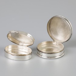2-delig lot pillendoosjes zilver.