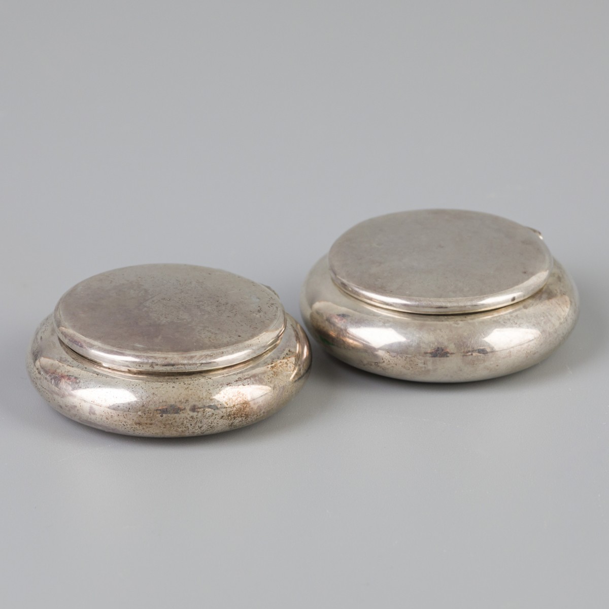 2-delig lot pillendoosjes zilver.