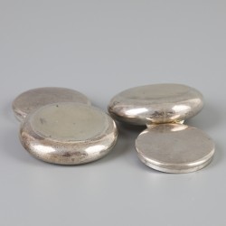 2-delig lot pillendoosjes zilver.