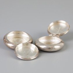 2-delig lot pillendoosjes zilver.
