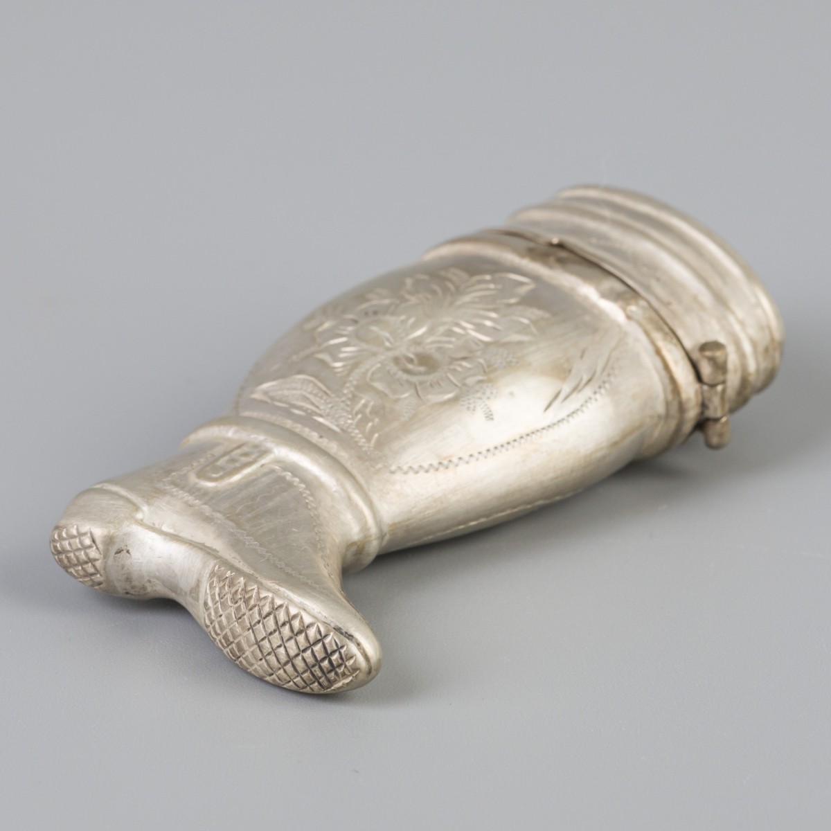 Vesta case / tondeldoosje (Schoonhoven, A.A. van der Huibrecht 1863-1892) zilver.