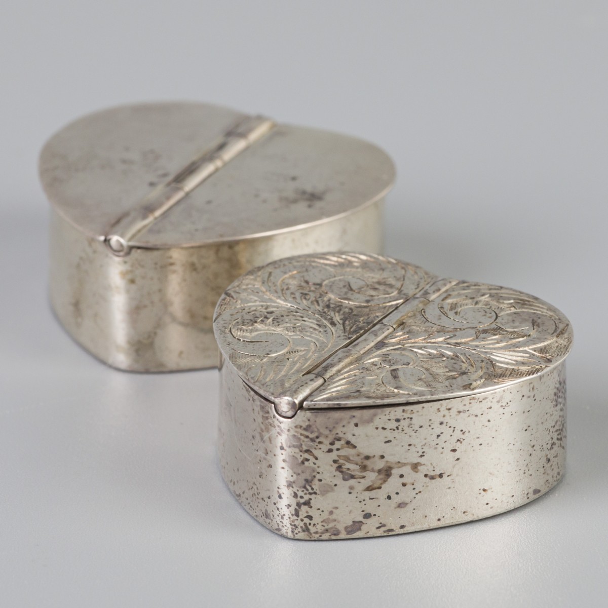 2-delig lot pillendoosjes zilver.