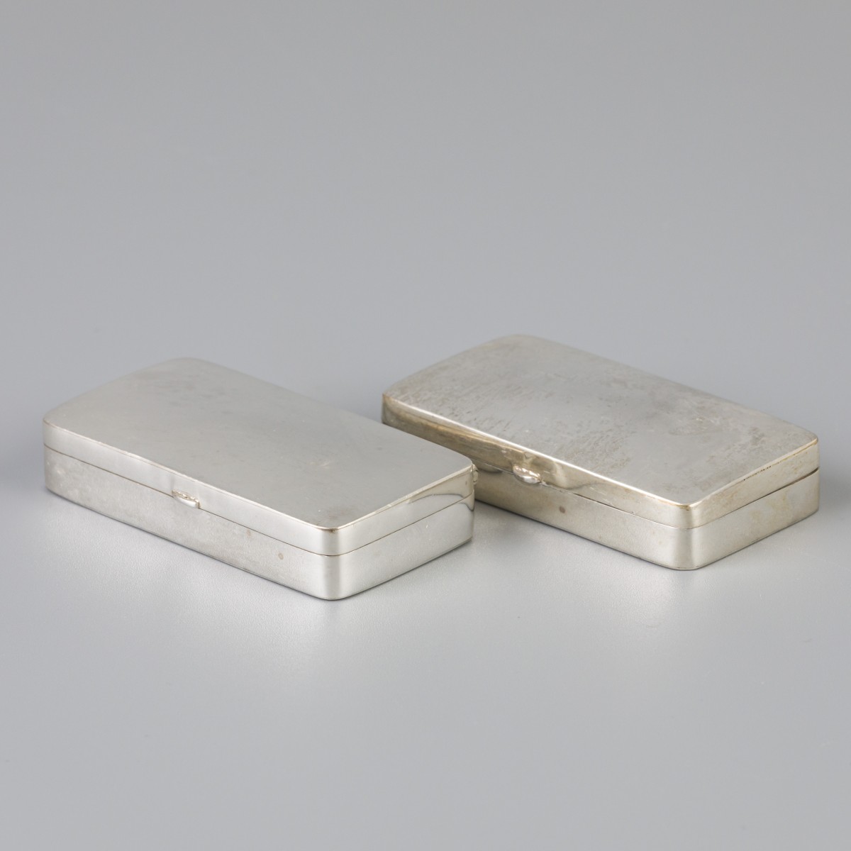 2-delig lot pillendoosjes zilver.