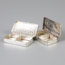 2-delig lot pillendoosjes zilver.