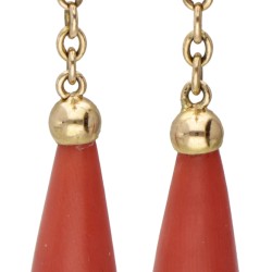 18 kt. Geelgouden vintage oorbellen bezet met bloedkoraal.