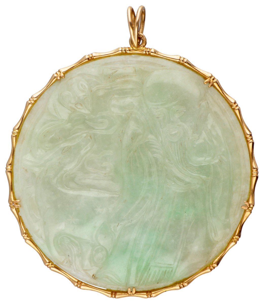 Vintage jade hanger in een bamboevormig 14 kt. geelgouden montuur.