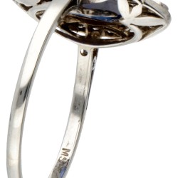 14 kt. Witgouden art deco ring bezet met ca. 0.29 ct. diamant en synthetische saffier.