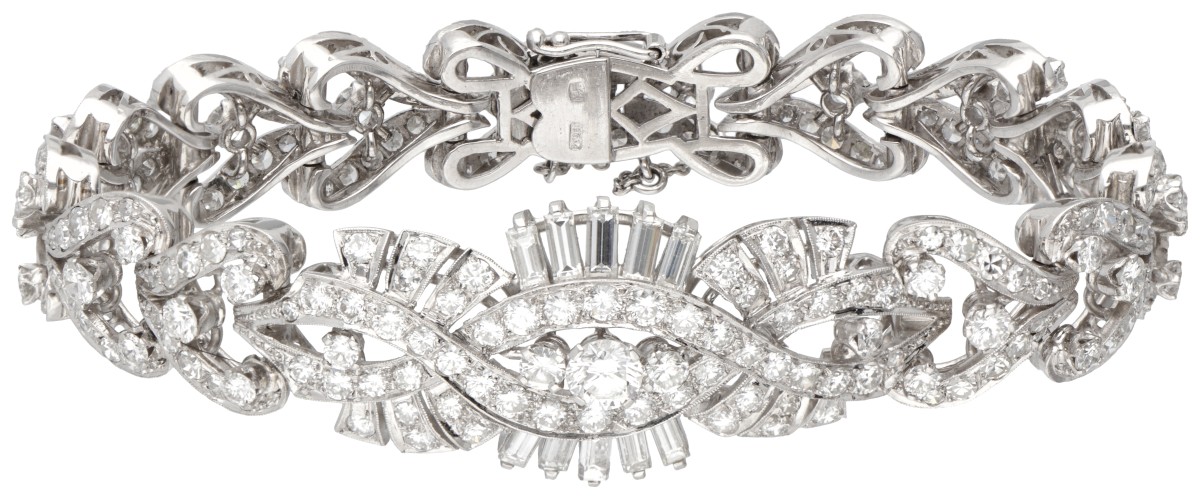 Pt 900 Platina opengewerkte art deco armband bezet met ca. 8.20 ct. diamant.