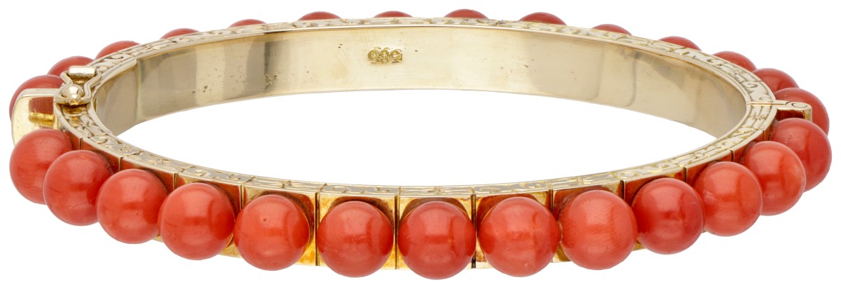 14 kt. Geelgouden gegraveerde vintage bangle armband bezet met ca. 37.26 ct. bloedkoraal.