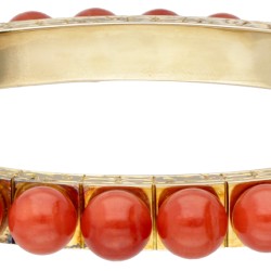 14 kt. Geelgouden gegraveerde vintage bangle armband bezet met ca. 37.26 ct. bloedkoraal.