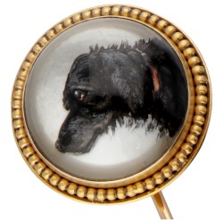 14 kt. Geelgouden vintage speld met een portret van een hond op parelmoer.