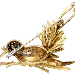 18 kt. Geelgouden vintage vogelbroche bezet met ca. 0.31 ct. diamant en kleurrijke emaille.