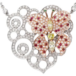 18 kt. Witgouden Italiaans design collier en vlinderhanger bezet met ca. 3.26 ct. diamant, robijn en smaragd.