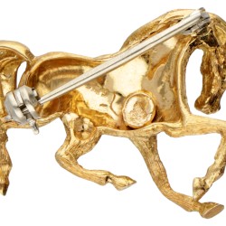 18 kt. Geelgouden vintage Italiaanse design broche van een galopperend paard.