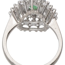 High end 18 kt. witgouden demi-parure bezet met ca. 7.06 ct. diamant en natuurlijke smaragd.
