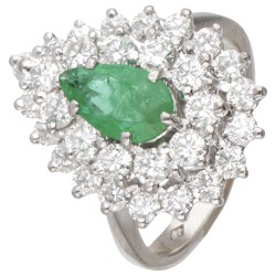 High end 18 kt. witgouden demi-parure bezet met ca. 7.06 ct. diamant en natuurlijke smaragd.