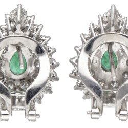 High end 18 kt. witgouden demi-parure bezet met ca. 7.06 ct. diamant en natuurlijke smaragd.