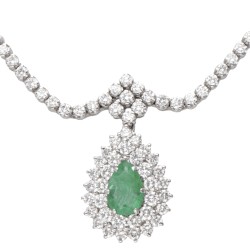 High end 18 kt. witgouden demi-parure bezet met ca. 7.06 ct. diamant en natuurlijke smaragd.