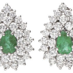 High end 18 kt. witgouden demi-parure bezet met ca. 7.06 ct. diamant en natuurlijke smaragd.