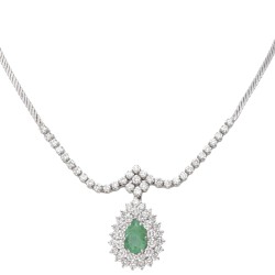 High end 18 kt. witgouden demi-parure bezet met ca. 7.06 ct. diamant en natuurlijke smaragd.