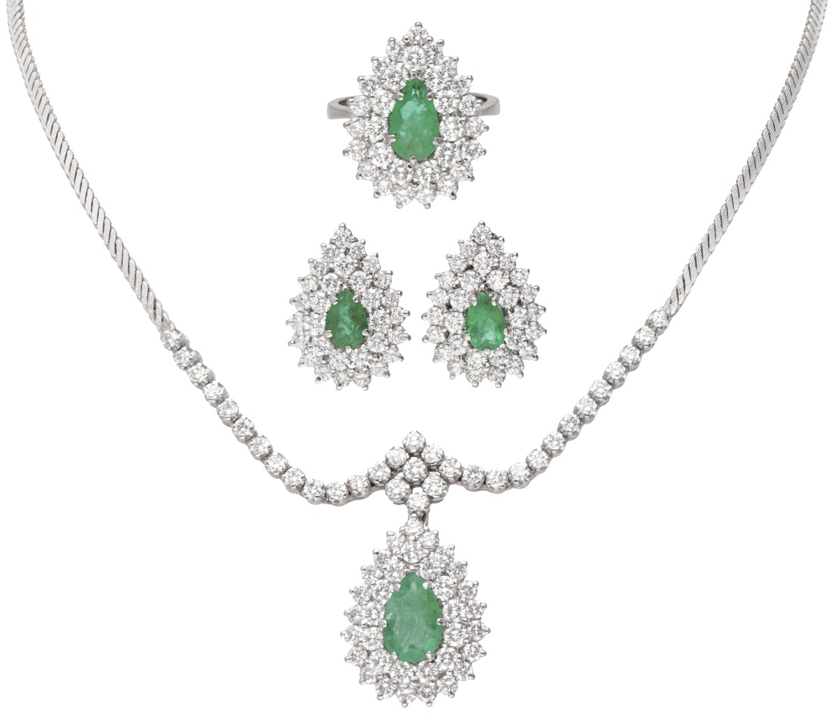 High end 18 kt. witgouden demi-parure bezet met ca. 7.06 ct. diamant en natuurlijke smaragd.